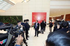 Các đại biểu trả lời phỏng vấn của phóng viên cơ quan thông tấn, báo chí, sáng 29/1. (Ảnh: TTXVN)