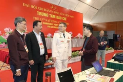 Thiếu tướng Tô Ân Xô kiểm tra khu vực tác nghiệp của phóng viên các cơ quan thông tấn, báo chí tại Trung tâm Báo chí Đại hội XIII của Đảng. (Ảnh: TTXVN)