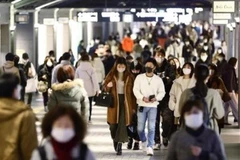 Người dân đeo khẩu trang phòng lây nhiễm COVID-19 tại Fukuoka, tây nam Nhật Bản, ngày 27/12/2020. (Ảnh: Kyodo/ TTXVN)