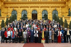 Phó Chủ tịch nước Đặng Thị Ngọc Thịnh với các nhà tài trợ Quỹ Bảo trợ trẻ em Việt Nam. (Ảnh: Văn Điệp/TTXVN)