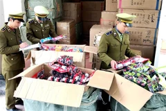 Trong số hàng hóa bị phát hiện, bắt giữ, có hơn 18.700 đơn vị sản phẩm đồ chơi trẻ em không gắn dấu hợp quy, không có giấy tờ chứng minh tính hợp pháp của hàng hóa. (Ảnh: TTXVN phát)