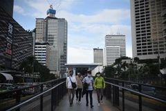 Người dân đeo khẩu trang phòng lây nhiễm COVID-19 tại Jakarta, Indonesia, ngày 11/12/2020. (Ảnh: THX/TTXVN)