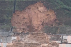 Cận cảnh vị trí bị rò rỉ nước. Ảnh chụp sáng 1/1. (Nguồn: nld.com.vn)