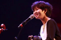 Lê Cát Trọng Lý trong trẻo bên cây guitar quen thuộc. (Ảnh: NMH)