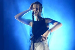 Nữ ca sỹ hát chính nhóm Samaris. (Ảnh: BTC)