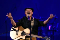 Nhạc sỹ Trần Tiến hồ hởi trong đêm nhạc. (Ảnh: Mạnh Hà)