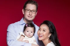 Đoan Trang hạnh phúc bên chồng và con gái đầu lòng. (Ảnh: VTV)