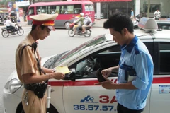 Lực lượng Cảnh sát giao thông tiến hành kiểm tra vi phạm an toàn giao thông. (Ảnh: Việt Hùng/Vietnam+)