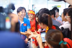Huấn luyện viên Miura là người bước ra đầu tiên lúc hơn 16 giờ chiều nay. Đội hình U23 Việt Nam chia thành hai nhóm về Nội Bài và Tân Sơn Nhất. (Ảnh: Minh Chiến/Vietnam+)