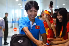 Ông Miura trở về trong vòng tay người hâm mộ Việt Nam. (Ảnh: Minh Chiến/Vietnam+)