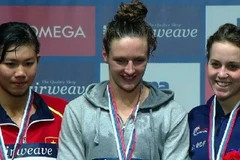 Ánh Viên (áo đỏ) giành thêm một tấm huy chương lịch sử cho bơi lội Việt Nam. (Ảnh: FINA)