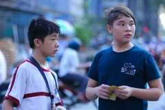 [Photo] “Fan” nhí nén đau săn vé xem Công Phượng đấu Uzbekistan 