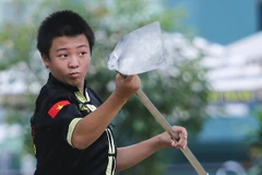 Điểm đặc biệt của Uy Long môn là việc sử dụng những binh khí “kỳ lạ” như gậy gộc, cuốc, xẻng, ô, dù... Môn phái Uy Long ra đời ở Hải Phòng hồi năm 2009. (Ảnh: Minh Chiến/Vietnam+)