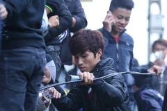 [Photo] CĐV Nghệ An đu dây điện để mua vé xem Công Phượng 