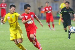 Đình Tùng (áo đỏ) có lần đầu tiên lên tuyển dưới triều đại Toshiya Miura. (Ảnh: Minh Chiến/Vietnam+)