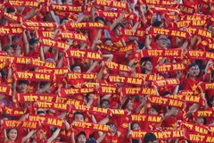 Những cơn mưa ngắn nhưng nặng hạt đã liên tục đổ xuống sân Thống Nhất chiều tối qua gây rất nhiều khó khăn cho người hâm mộ và các cầu thủ. (Ảnh: Minh Chiến/Vietnam+)