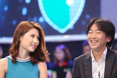 [Photo] Người đẹp Diễm My 9X e ấp bên cạnh HLV Toshiya Miura