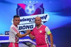 Diễn viên Anh Tuấn (áo hồng) là một trong số những "sao" giải trí tham gia "Cuồng nhiệt cùng bóng đá". (Ảnh: Minh Chiến/Vietnam+)