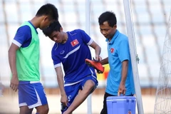 Thanh Hậu rời sân trong đau đớn và tập tễnh. Chấn thương của anh tới ở phút 70 trận giao hữu U19 Việt Nam - U19 Lào chiều qua. (Ảnh: Minh Chiến/Vietnam+)