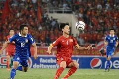 Duy Mạnh đá chính trong trận thua của tuyển Việt Nam trước Thái Lan tại Mỹ Đình hồi tháng Mười. (Ảnh: Four Four Two)