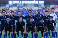 Andy Cole (hàng trên, thứ ba từ phải vào) chụp ảnh lưu niệm cùng đội hình Clear Men “Bứt phá phong độ” trước trận đấu. (Ảnh: Minh Chiến/Vietnam+)