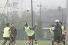 [Photo] Olympic Việt Nam luyện bài lạ dưới mưa Mỹ Đình 