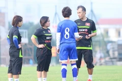 Huấn luyện viên Takashi (ngoài cùng bên phải) được cho là có nhiều mâu thuẫn với các cầu thủ và ban huấn luyện tuyển nữ Việt Nam. (Ảnh: Minh Chiến/Vietnam+)