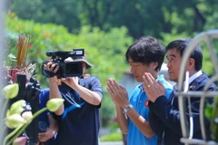 [Photo] HLV Miura cùng hai đội tuyển đến viếng Đại tướng 