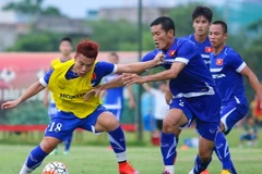 Phi Sơn (áo vàng) và Chí Công nhiều khả năng sẽ đá chính tối nay. (Ảnh: Minh Chiến/Vietnam+)