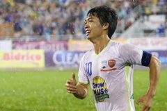 Công Phượng ăn mừng bàn thắng nâng tỷ số 2-0 trong cơn mưa nặng hạt trên sân Thống Nhất. (Ảnh: Minh Chiến/Vietnam+)