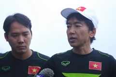 Ông Miura than phiền về chất lượng mặt sân ở VFF. (Ảnh: Minh Chiến/Vietnam+)