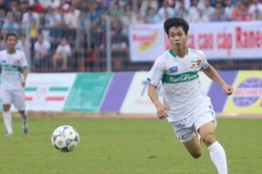 [Video] Cận cảnh Công Phượng ngã "kiếm" phạt đền trước SHB Đà Nẵng 