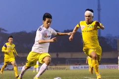 Hoàng Thịnh băng kín đầu, nhập viện ngay sau chiến thắng