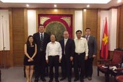 Bộ trưởng Hoàng Tuấn Anh chụp ảnh lưu niệm với đại diện ban lãnh đạo dự án Hồ Tràm. (Ảnh: Ban tổ chức)