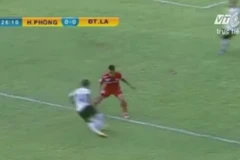 Thanh Hải (áo trắng) có pha xử lý tuyệt vời trước hàng thủ Hải Phòng. (Ảnh: VTV)