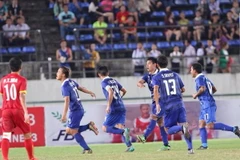 U19 Thái Lan (áo xanh) tỏ ra quá mạnh so với U19 Việt Nam. (Ảnh: Đỗ Đen/Vietnam+)