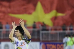 Tiền đạo của U21 Hoàng Anh Gia Lai là một trong hai cầu thủ Gia Lai đá hỏng luân lưu. Anh không dám ngẩng đầu lên nhìn cú sút quyết định cho Gia Lai của Nguyễn Phong Hồng Duy. (Ảnh: Minh Chiến/Vietnam+)