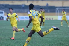 [Video] Trung vệ tuyển Việt Nam lại sai lầm, Hà Nội T&T bại trận 