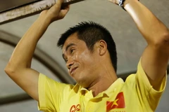 Ông Đức gãi đầu gãi tai sau thất bại. Đây là trận thua thứ tư liên tiếp của ông trên chấm luân lưu trong năm 2015 này. (Ảnh: Minh Chiến/Vietnam+)