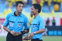 Trọng tài Okabe đã trong trận đấu tại Hàng Đẫy hôm 16/8. (Ảnh: Minh Chiến/Vietnam+)