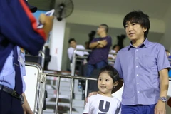 Huấn luyện viên Toshiya Miura tươi cười chụp ảnh và ký tặng người hâm mộ ở Thống Nhất hết lần này tới lần khác. (Ảnh: Minh Chiến/Vietnam+)