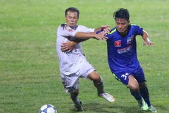 Tiến Dũng (áo xanh) là cái tên rất quan trọng ở hàng phòng ngự của Hoàng Anh Gia Lai. (Ảnh: Minh Chiến/Vietnam+)