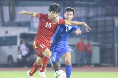 [Photo] Công Phượng chơi tốt buộc hậu vệ Uzbekistan phải phạm lỗi