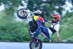 Màn biểu diễn bốc đầu một tay của thành viên Hanoi Stunt Riders. (Ảnh: Minh Chiến/Vietnam+)