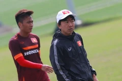 Ông Miura tỏ ra bực mình trong buổi tập sáng khi nhiều cầu thủ chơi chưa đúng như yêu cầu ông đề ra. (Ảnh: Đỗ Đen/Vietnam+)