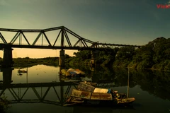 Cầu Long Biên là cây cầu - ký ức, một phần hồn của Hà Nội, của người Hà Nội, là một trong những hình ảnh mà khi nghĩ về Hà Nội, người ta thường nhớ đến. (Ảnh: Hoàng Long/Vietnam+) 