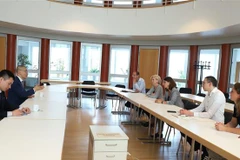 Đại sứ Vũ Quang Minh (thứ hai, trái sang) làm việc với Ban lãnh đạo quận Marzahn-Hellersdorf ở Berlin. (Ảnh: Mạnh Hùng/TTXVN)