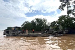 Ghe vỏ gỗ số hiệu LA-065.28 bị cơ quan công an tạm giữ. (Ảnh: TTXVN phát)