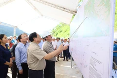 Thủ tướng Phạm Minh xem bản đồ hướng tuyến đường bộ cao tốc thành phố Bắc Kạn-Ba Bể kết nối với Na Hang, Tuyên Quang. (Ảnh: Dương Giang/TTXVN)