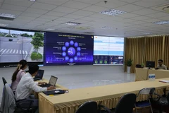 Các cán bộ của Trung tâm Điều hành Thông minh (IOC) tỉnh Tiền Giang đang xử lý dữ liệu trên hệ thống. (Ảnh: Lâm Nguyên/TTXVN)